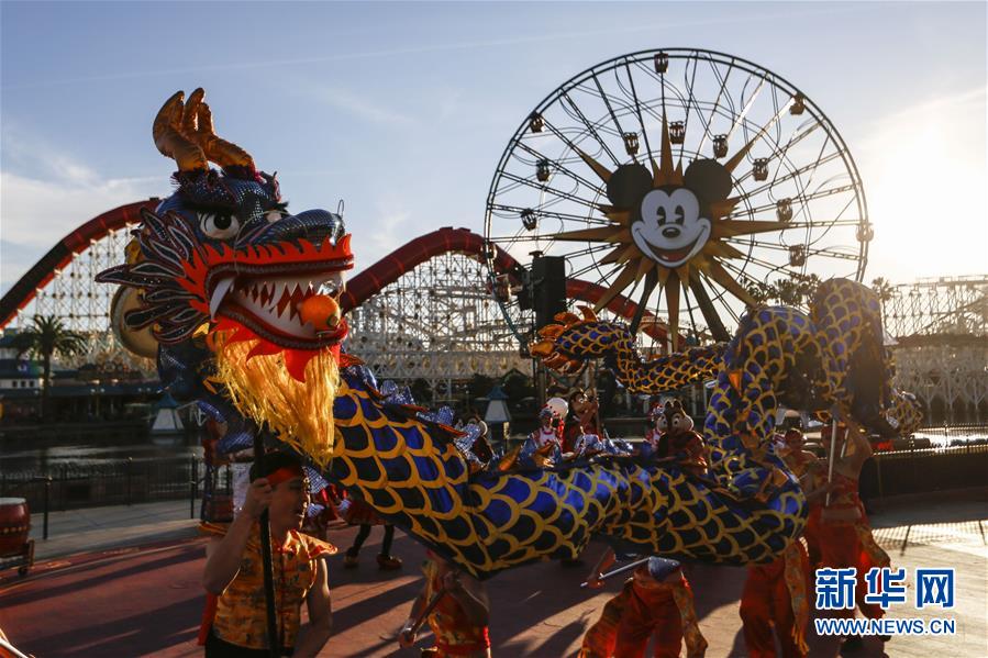 (國(guó)際·圖文互動(dòng))(3)通訊:美國(guó)迪士尼加州冒險(xiǎn)樂(lè)園紅紅火火迎鼠年