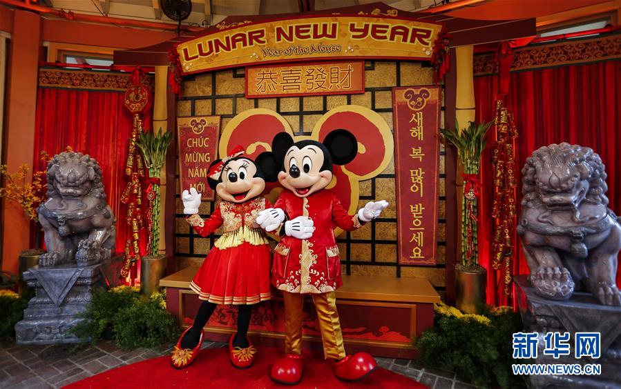 (國(guó)際·圖文互動(dòng))(7)通訊:美國(guó)迪士尼加州冒險(xiǎn)樂(lè)園紅紅火火迎鼠年