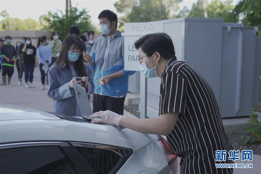 (國(guó)際疫情·圖文互動(dòng))(6)“來(lái)自祖國(guó)濃濃的愛(ài)”——在美留學(xué)生領(lǐng)取“健康包”背后的故事