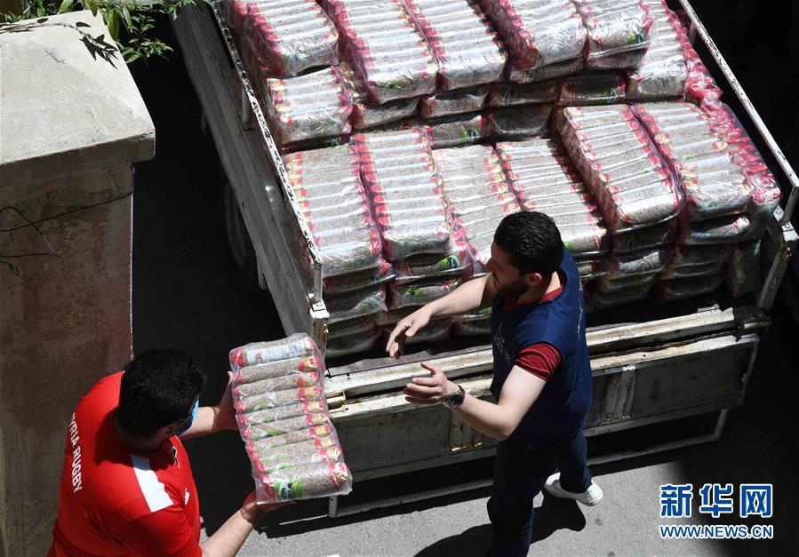 （國際疫情·圖文互動(dòng)）（1）通訊：疫情中，那抹笑容最難忘——記向困難家庭發(fā)放愛心包裹的敘利亞青年志愿者