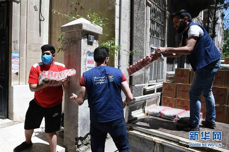 （國際疫情·圖文互動(dòng)）（2）通訊：疫情中，那抹笑容最難忘——記向困難家庭發(fā)放愛心包裹的敘利亞青年志愿者