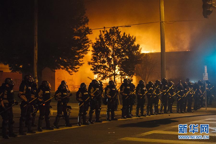 (國際)(1)美國明尼蘇達(dá)州部分城市實(shí)施宵禁