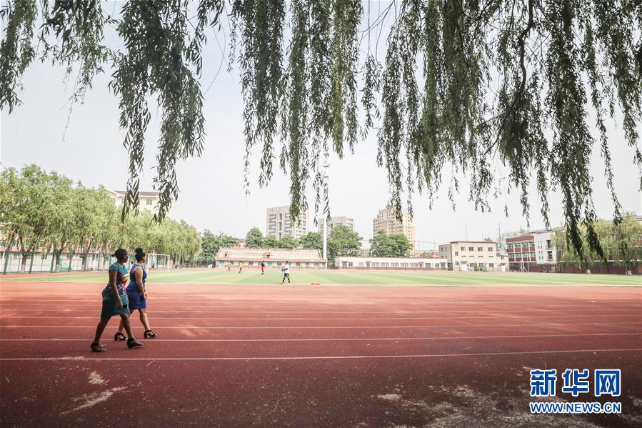 (中非團結(jié)抗疫故事·圖文互動)(1)坦桑尼亞留學(xué)生譚麗:離家千里 生活一樣溫暖而多彩