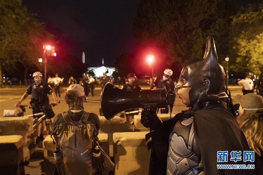 (國(guó)際)(4)美國(guó)白宮外警察和示威者發(fā)生沖突和對(duì)峙