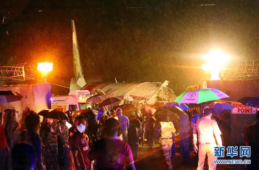 (國際)(2)印度一架客機(jī)降落時沖出跑道至少16人死亡