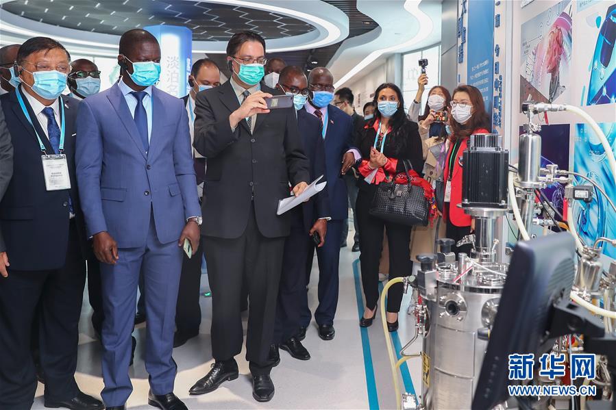 (圖文互動(dòng))(1)“中國(guó)承諾從不落空”——記非洲使節(jié)參觀國(guó)藥集團(tuán)了解新冠疫苗研發(fā)