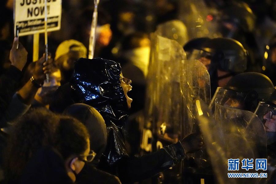 (國際)(1)美國費城警察槍殺黑人引發(fā)抗議沖突約30名警察受傷