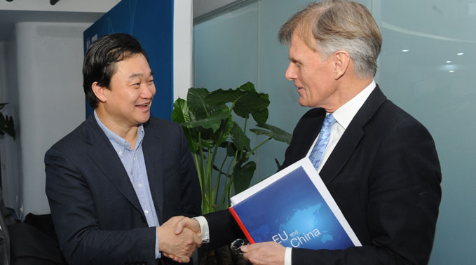 新華網(wǎng)董事長、總裁田舒斌會見丹麥駐華大使裴德盛