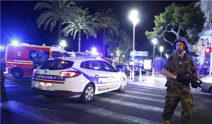 法國尼斯一輛卡車沖入人群 數(shù)十人死亡(圖)