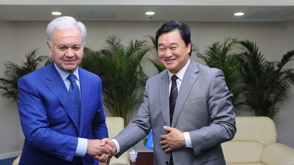 新華網(wǎng)董事長、總裁田舒斌與上海合作組織秘書長阿利莫夫親切握手