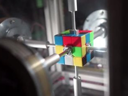 快！機器高手復原魔方 0.38秒破世界紀錄
