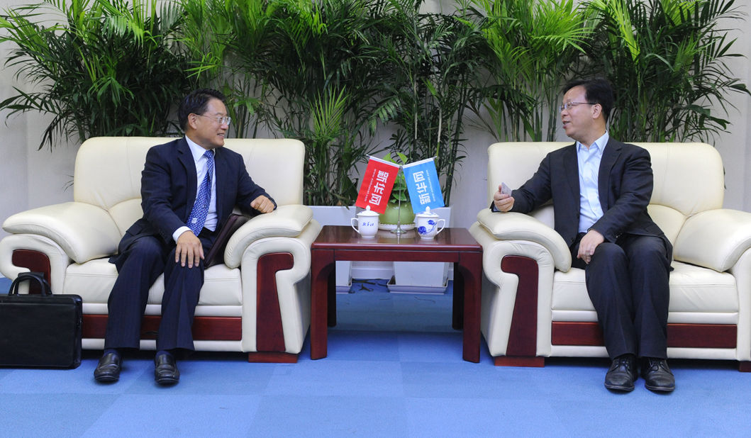 新華網(wǎng)黨委常委、副總編輯劉加文在訪談前會(huì)見(jiàn)李勇