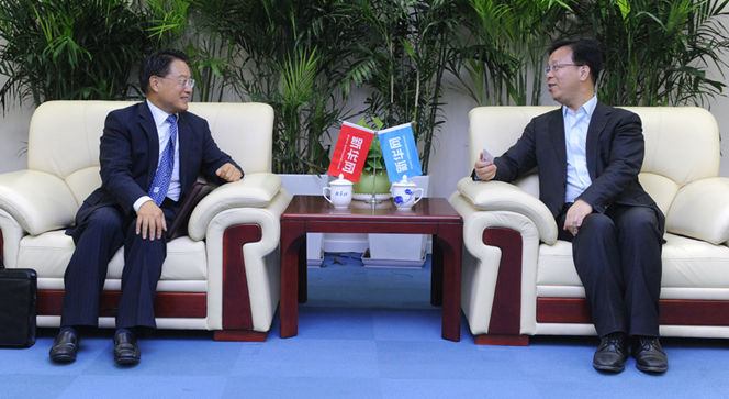 新華網(wǎng)黨委常委、副總編輯劉加文在訪談前會(huì)見(jiàn)李勇