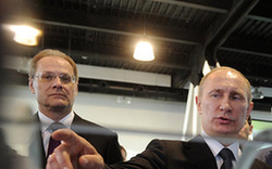 普京參觀科技展 戴3D墨鏡?？?高清)